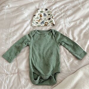 2-pc set: onesie & hat 💚